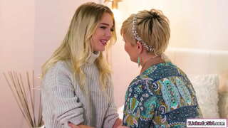 Veliki JOški milf polizala rit z majhnimi joški lezbijke dekle