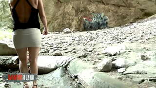 Узбуђене жене које чекају своју шансу да се зајебавају