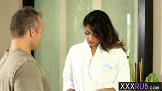 Sexy babe Sophia Leone magoti na kukata tamaa dick baada ya massage