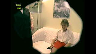 2 lezbijke Milfs igrajo analni igrača! Amateurcommunity.xxx