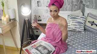 Мама латиноамериканки цоугарс са великим грудима галопира јахање на чланице његов син корак