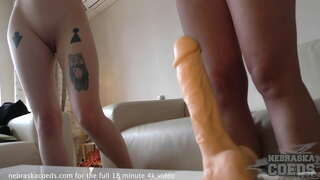 Hazing piščanci poskušajo različne dildos, da vidite, kako velik je prevelika