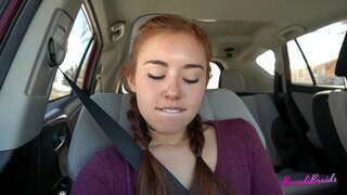 Horny Slut Hawezi Kuacha Kucheza Na Pussy katika Gari na Umma: Brandibraids