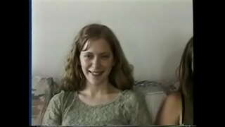 Бринета бебе добива својот супер-влакнести пичка вкусил од нејзината најдобра пријателка