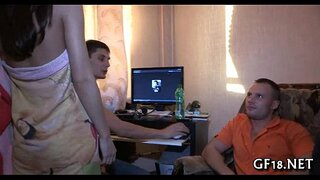 Pretty teen girl stoji doggy moda