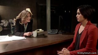 Blondinka lezbijke analni jebe črna namestnik častnika s traku na kurac