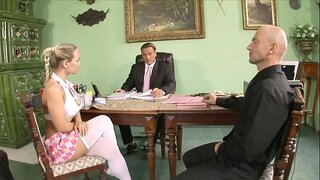 Dva napaljena nastavnici kazniti naughty koledž babe Mia Leone sa velikim žongeri