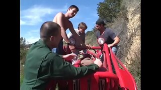 Perverzno black floozie Kelly Starr z velikim knockers uživa, ko štiri pohoten štipendistov poked njo v vse svoje prekleto luknje