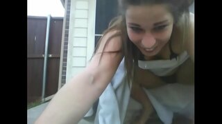 Tvegano Cam Kažejo, Zunaj