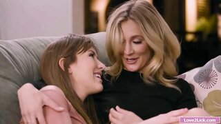 Stepmom merr prapanicën e saj prekje dhe thau nga stepdaughter