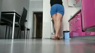 ���ေမေကစားအပေါ်မီးဖိုချောင်။ အလွန်သွေးကြောနှင့်စိုစွတ်သောလာျ