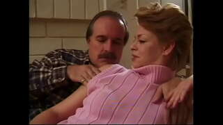 Vroče mature Sharin Lesa piha tiča, da postane globoko muco vrtanje in cumshot na rit